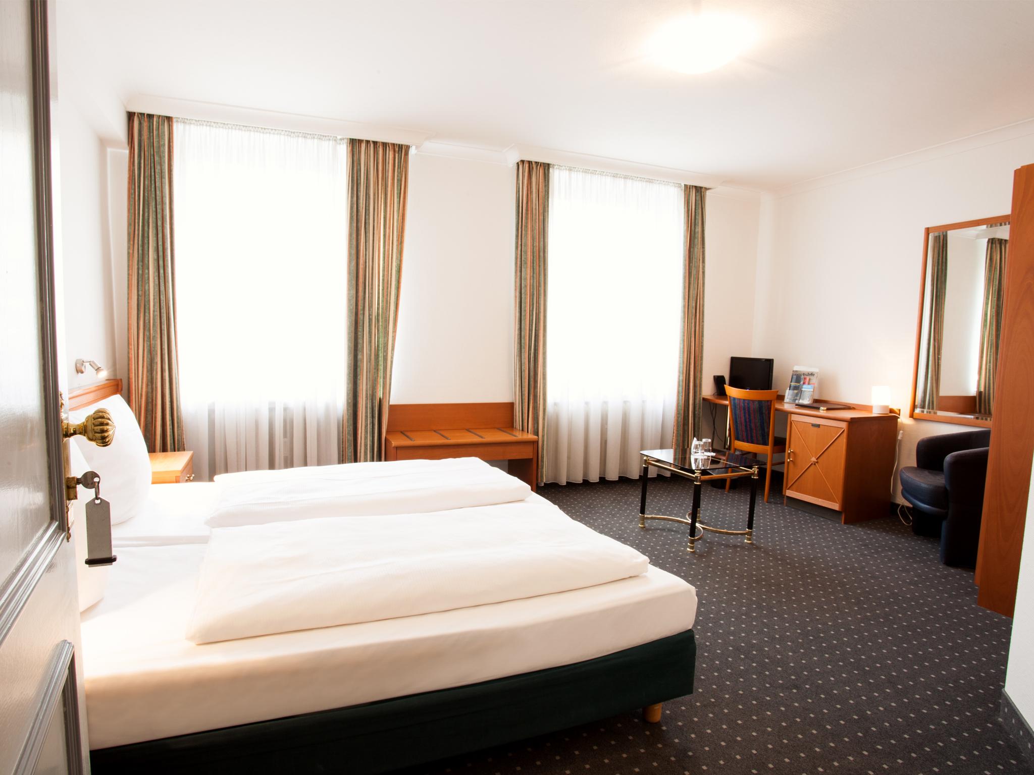 Ina Hotel Royal 3*