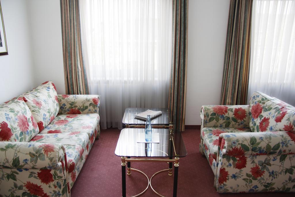 Ina Hotel Royal Hotel 3*